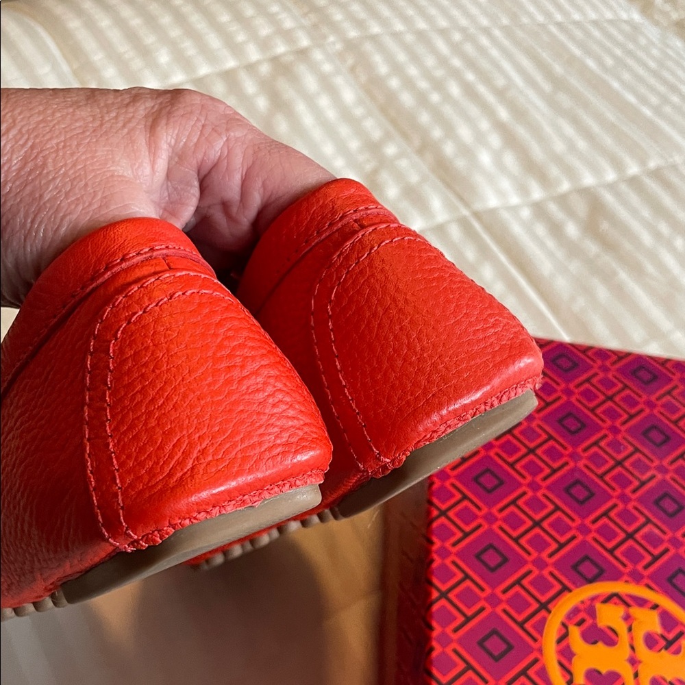 Tory Burch Red/Orange Pebbled Leather Logo Driving Loafers - Picture 8 of 8